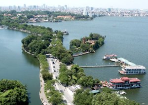 Zicht op Hanoi, waar relatieve laagbouw het zicht op de stad nog domineert.